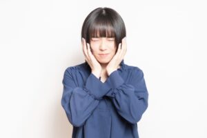 口内炎に苦しむ女性のイメージ