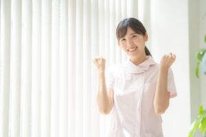 応援する看護師風の女性