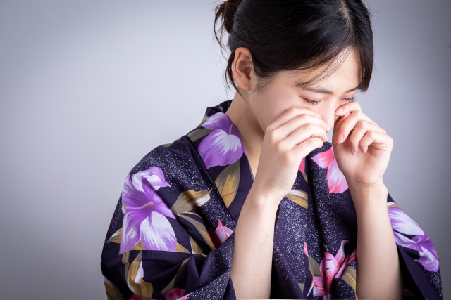 涙を流す女性